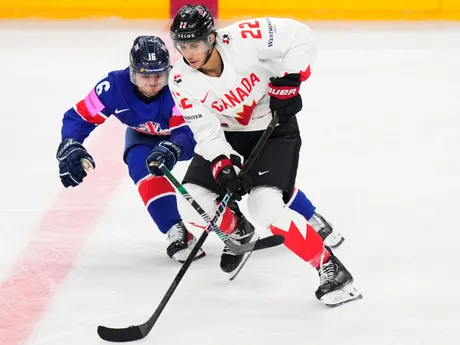 Sam Duggan a Dylan Cozens počas zápasu Veľká Británia - Kanada na MS v hokeji 2024. 
