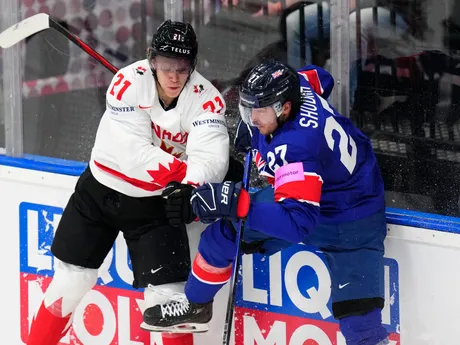 Kaiden Guhle a Cole Shudra počas zápasu Veľká Británia - Kanada na MS v hokeji 2024. 