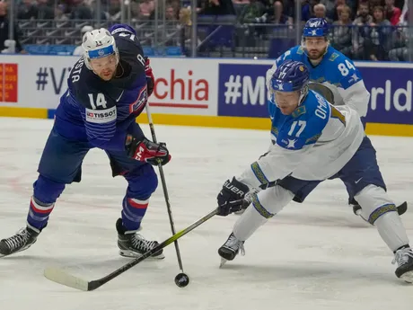 Stephane da Costa a Alikhan Omirbekov v zápase Francúzsko - Kazachstan na MS v hokeji 2024. 