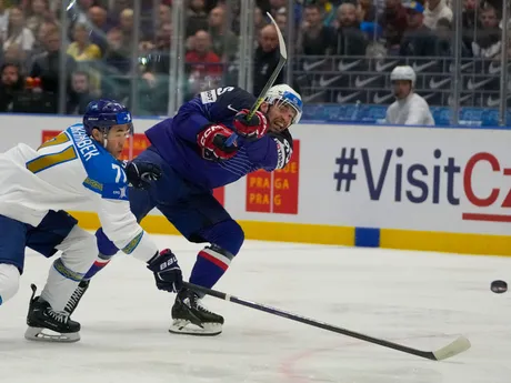 Madi Dikhanbek a Kevin Bozon v zápase Francúzsko - Kazachstan na MS v hokeji 2024. 