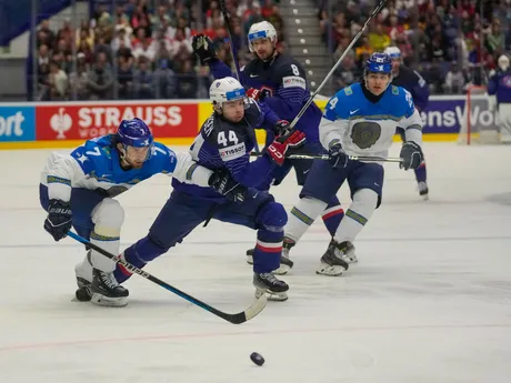 Leonid Metalnikov a Tomas Simonsen v zápase Francúzsko - Kazachstan na MS v hokeji 2024. 