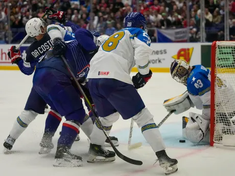 Andrey Shutov a Stephane da Costa v zápase Francúzsko - Kazachstan na MS v hokeji 2024. 