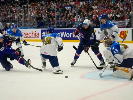 Andrey Shutov a Charles Bertrand v zápase Francúzsko - Kazachstan na MS v hokeji 2024. 
