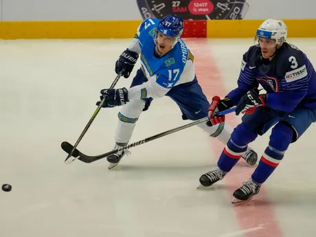 Alikhan Omirbekov a Charles Bertrand v zápase Francúzsko - Kazachstan na MS v hokeji 2024. 
