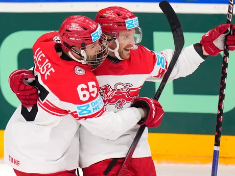Gólové oslavy Frederika Storma a Christiana Wejsea v zápase Rakúsko - Dánsko na MS v hokeji 2024.