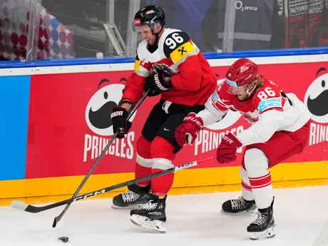 Dánsky hokejista Joachim Blichfeld (vpravo) a rakúsky hokejista Mario Huber v zápase Rakúsko - Dánsko na MS v hokeji 2024.
