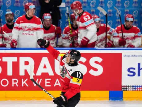 Gólové oslavy Manuela Ganahla v zápase Rakúsko - Dánsko na MS v hokeji 2024.