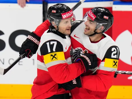 Manuel Ganahl a Lukas Haudum sa radujú po strelení gólu v zápase Rakúsko - Dánsko na MS v hokeji 2024.