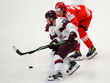 Lotyš Rihards Bukarts a Poliak Mateusz Michalski v súboji o puk v zápase Poľsko - Lotyšsko na MS v hokeji 2024.