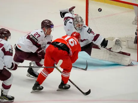 Poliak Pawel Zygmunt v streleckom pokuse v zápase Poľsko - Lotyšsko na MS v hokeji 2024.
