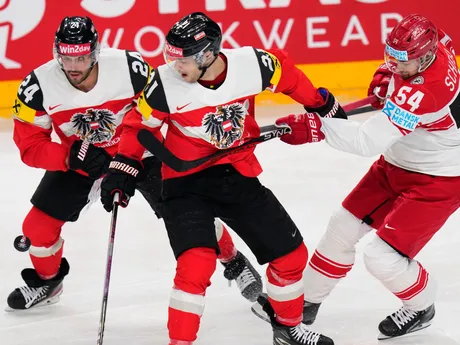 Felix Scheel, Lukas Haudum a Steven Strong v zápase Rakúsko - Dánsko na MS v hokeji 2024.