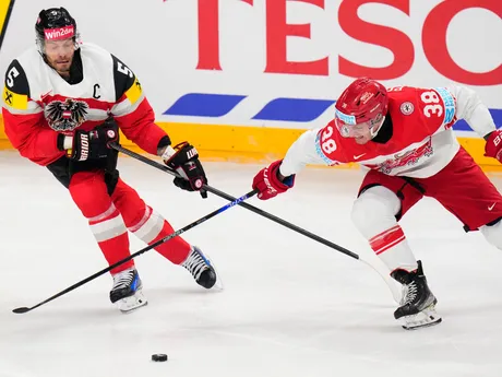Morten Poulsen a Thomas Raffl v súboji o puk v zápase Rakúsko - Dánsko na MS v hokeji 2024.