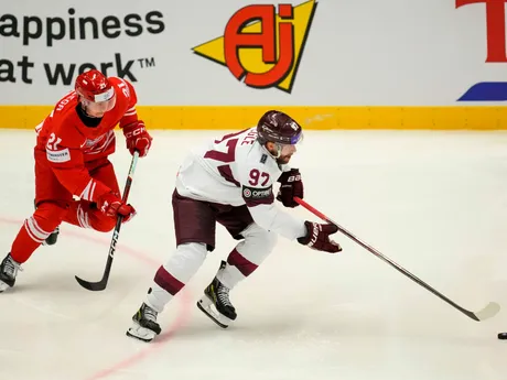 Lotyš Haralds Egle a Poliak Kamil Walega v zápase Poľsko - Lotyšsko na MS v hokeji 2024