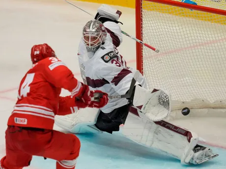Krzysztof Macias skóruje v zápase Poľsko - Lotyšsko na MS v hokeji 2024