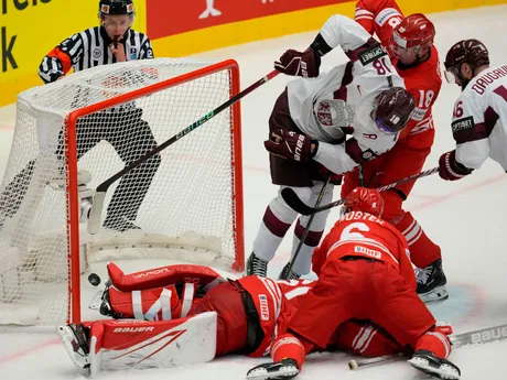 Chaos pred poľskou bránou v zápase Poľsko - Lotyšsko na MS v hokeji 2024