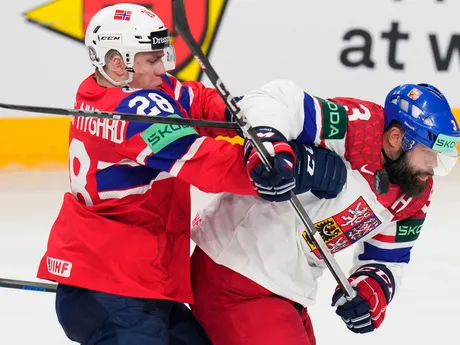 Michael Brandsegg-Nygard v súboji s Radko Gudasom v zápase Nórsko - Česko na MS v hokeji 2024.