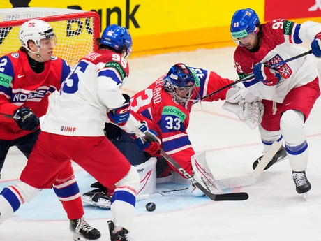Zákrok nórskeho brankára Henrika Haukelanda v zápase Nórsko - Česko na MS v hokeji 2024.