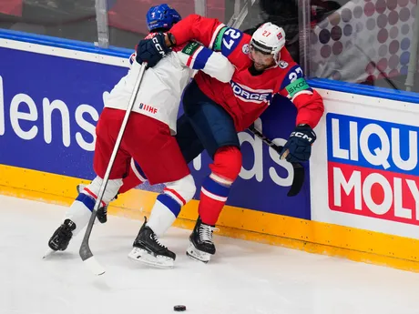 David Špaček v súboji s Andreasom Martinsenom v zápase Nórsko - Česko na MS v hokeji 2024.