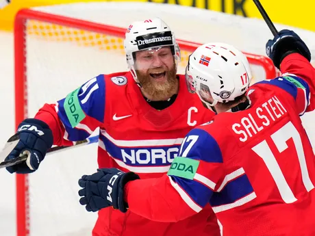 Gólové oslavy Eirika Salstena a Patricka Thoresena v zápase Nórsko - Česko na MS v hokeji 2024.