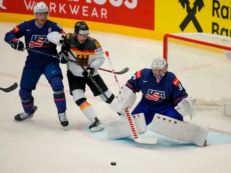 Brankár USA Alex Lyon v zápase USA - Nemecko na MS v hokeji 2024.