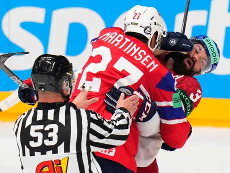 Andreas Martinsen v bitke s Radkom Gudasom v zápase Nórsko - Česko na MS v hokeji 2024.