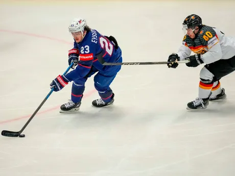 Michael Eyssimont a Alexander Ehl v zápase USA - Nemecko na MS v hokeji 2024.