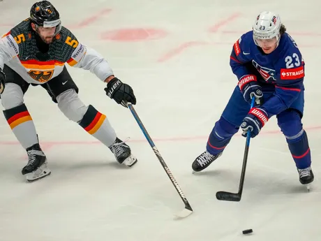 Tobias Fohrler a Michael Eyssimont v súboji o puk v zápase USA - Nemecko na MS v hokeji 2024.