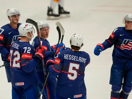 Gólové oslavy Bradyho Tkachuka a tímu USA v zápase USA - Nemecko na MS v hokeji 2024.