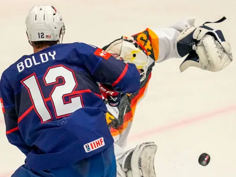 Zákrok nemeckého brankára Mathias Niederberger pri streleckom pokuse Matta Boldyho v zápase USA - Nemecko na MS v hokeji 2024.