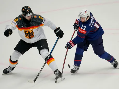 Tobias Fohrler v súboji o puk s Johnnym Gaudreaum v zápase USA - Nemecko na MS v hokeji 2024.