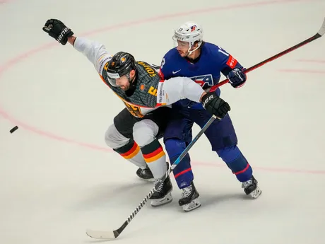 Tobias Fohrler v súboji s Johnnym Gaudreaum v zápase USA - Nemecko na MS v hokeji 2024.