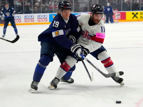 Konsta Helenius a Cameron Critchlow v zápase Fínsko - Veľká Británia na MS v hokeji 2024.