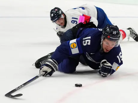 Brit Ben Lake a Juha Jaaska v zápase Fínsko - Veľká Británia na MS v hokeji 2024.