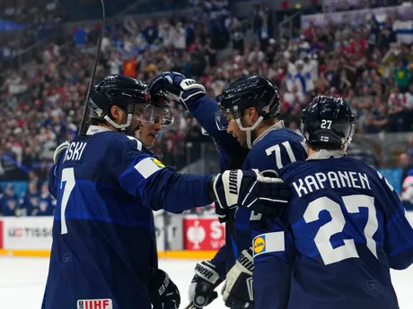Oliver Kapanen oslavuje gól v zápase Fínsko - Veľká Británia na MS v hokeji 2024.
