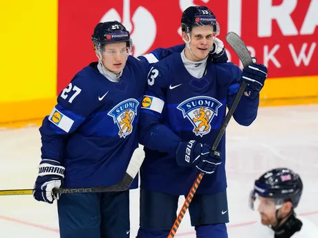 Jesse Puljujarv a Oliver Kapanen v zápase Fínsko - Veľká Británia na MS v hokeji 2024.