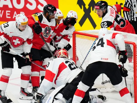 Momentka zo zápasu medzi Rakúskom a Švajčiarskom na MS v hokeji 2024.