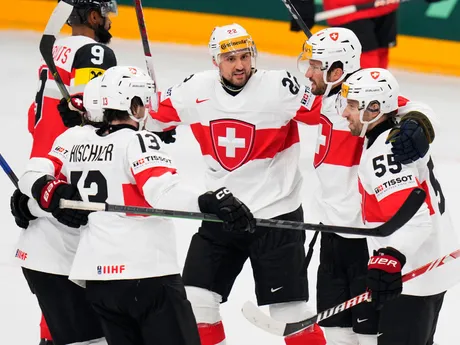 Radosť hokejistov Švajčiarska v zápase proti Rakúsku na MS v Prahe 2024.