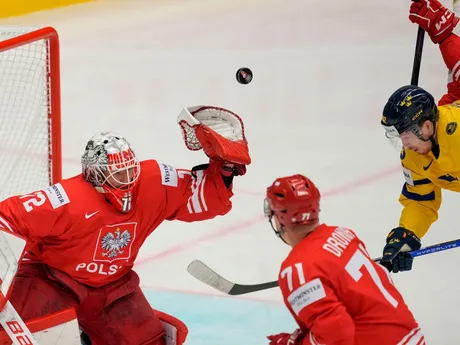 Poľský brankár David Zabolotny v zápase proti Švédsku na MS v hokeji 2024.