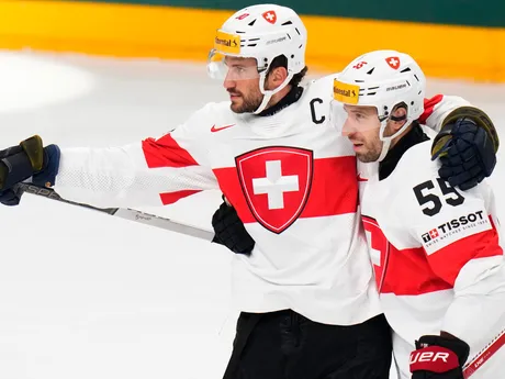 Kapitán švajčiarskeho tímu Roman Josi sa raduje po góle do siete Rakúska na MS v hokeji 2024.