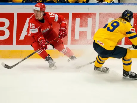 Patryk Wronka (vľavo) a Linus Johansson v zápase Poľsko - Švédsko na MS v hokeji 2024.