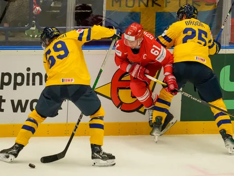 Kapitán poľského tímu Krystian Dziubinski v zápase proti Švédsku na MS v hokeji 2024.