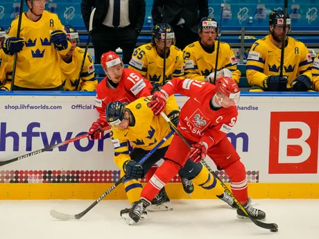 Kapitán poľskej reprezentácie Krystian Dziubinski v zápase proti Švédsku na MS v hokeji 2024.