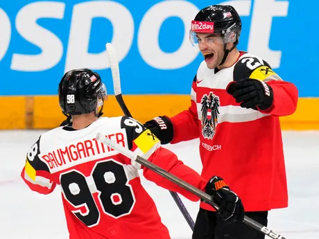 Rakúski reprezentanti Lukas Haudum a Benjamin Baumgartner sa tešia z gólu na MS v hokeji 2024.