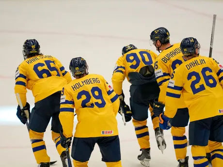 Hokejisti Švédska sa tešia po góle Erika Karlssona (vľavo) v zápase proti Poľsku na MS v hokeji 2024.