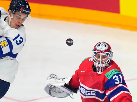 Jonas Arntzen a Jesse Puljujarvi v zápase Fínsko - Nórsko na MS v hokeji 2024. 