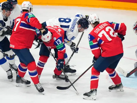 Petter Vesterheim a Iiro Pakarinen v zápase Fínsko - Nórsko na MS v hokeji 2024. 