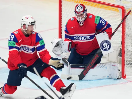 Jonas Arntzen a Christian Kaasastul v zápase Fínsko - Nórsko na MS v hokeji 2024. 