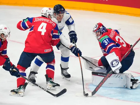 Johannes Johannesen, Jesse Puljujarvi a Jonas Arntzen v zápase Fínsko - Nórsko na MS v hokeji 2024. 