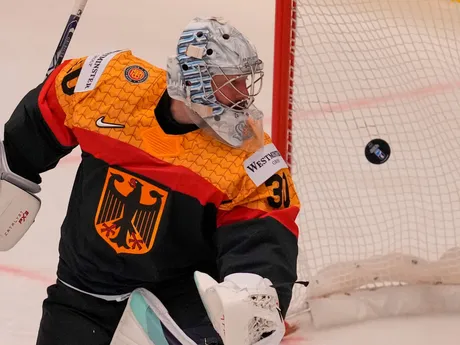 Erik Karlsson strieľa gól do siete Philippa Grubauera počas zápasu Nemecko - Švédsko na MS v hokeji 2024. 