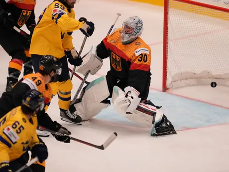 Erik Karlsson strieľa gól počas zápasu Nemecko - Švédsko na MS v hokeji 2024. 